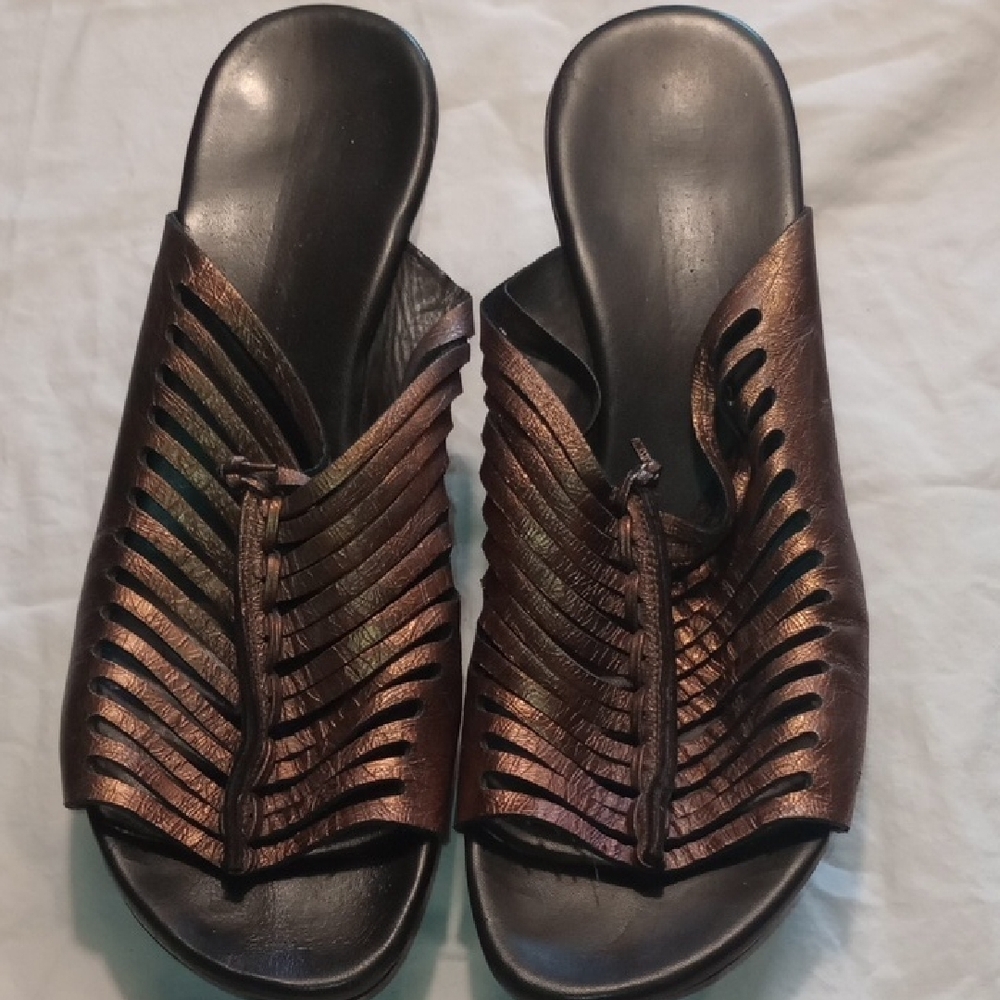 Donald J PlinerWomen's Bronze Slide Sandals